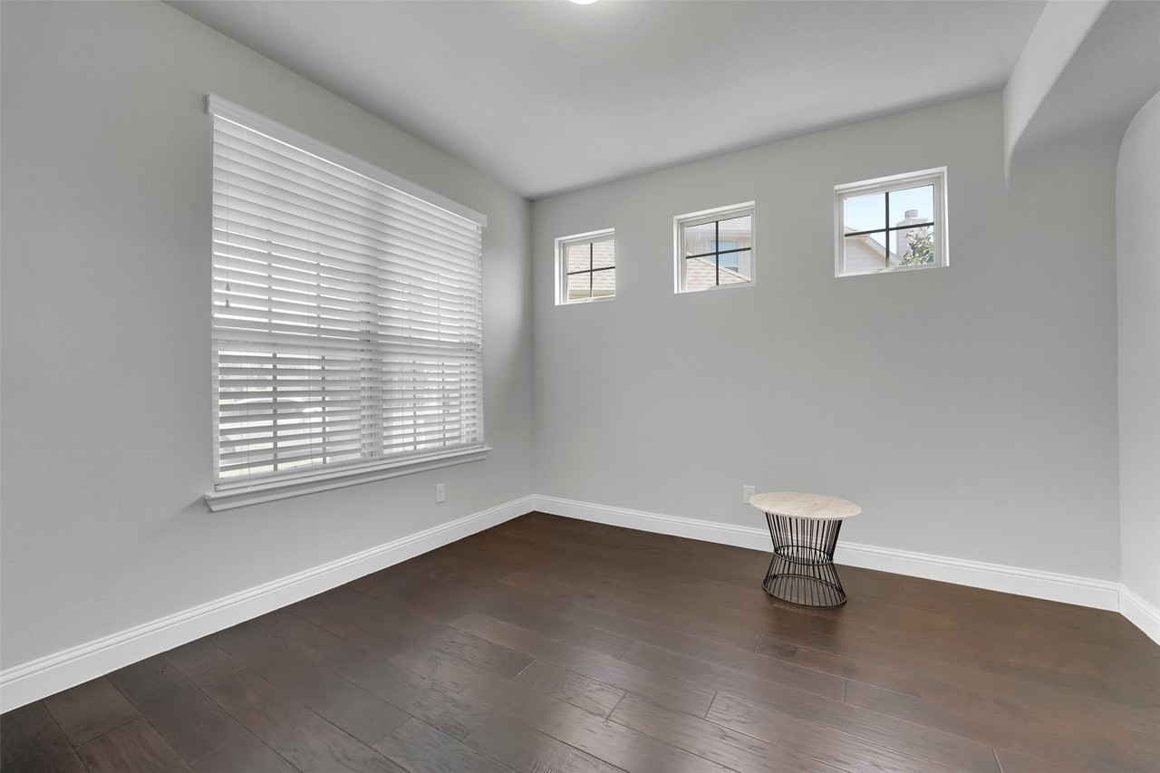 810 Acadia Ct - Photo 4 of 39