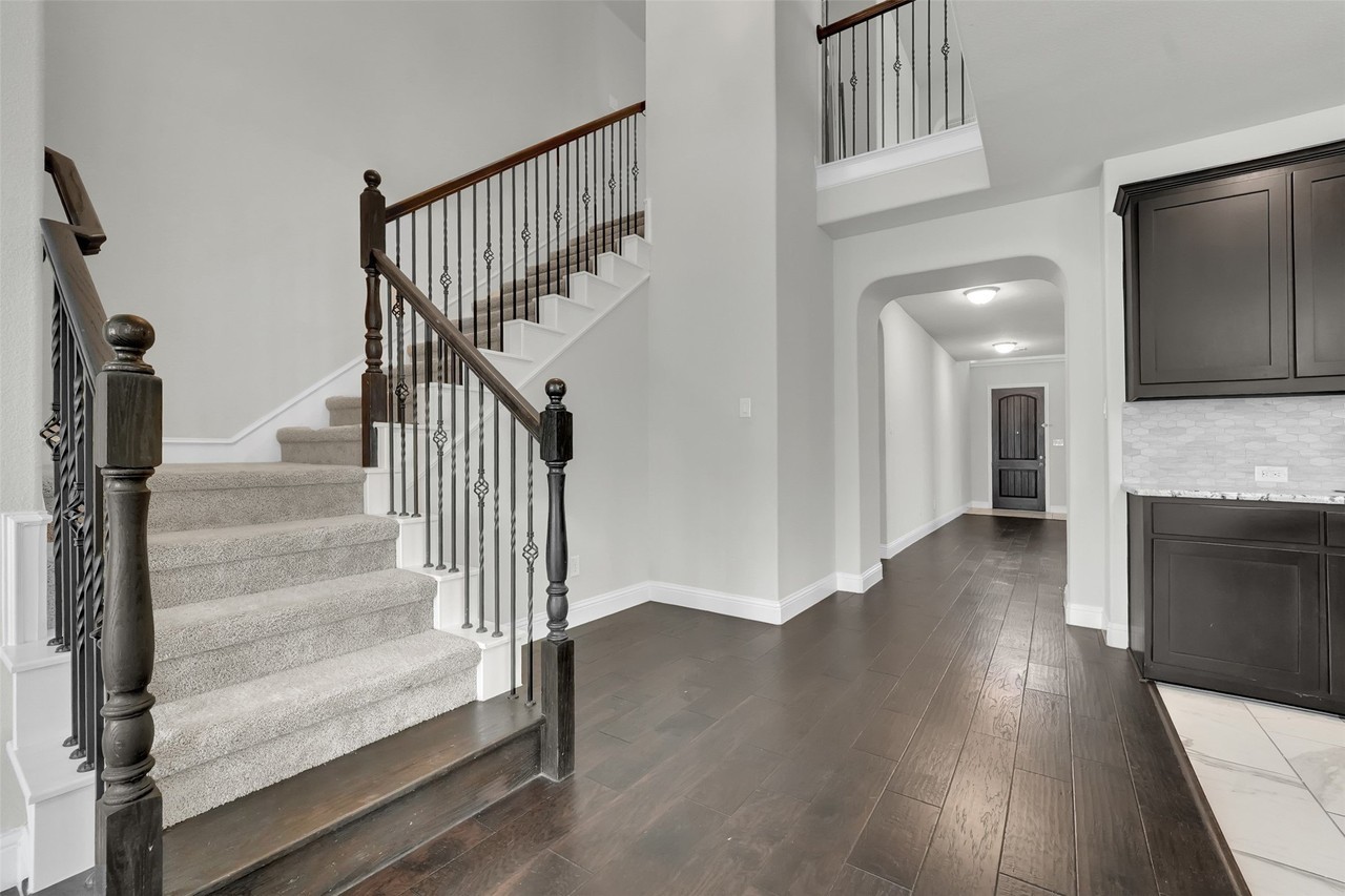 810 Acadia Ct - Photo 6 of 39