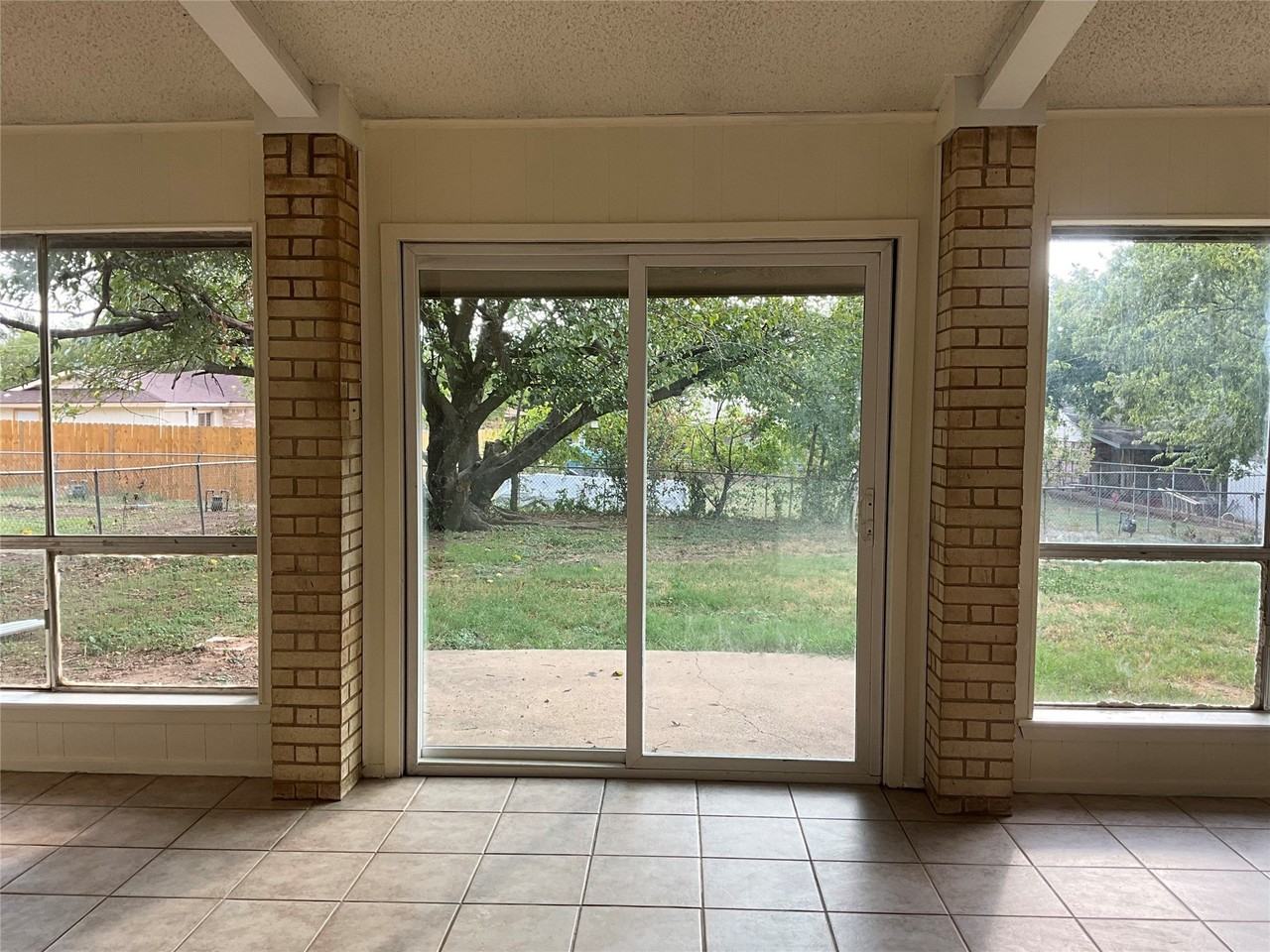 806 Long Dr - Photo 2 of 18