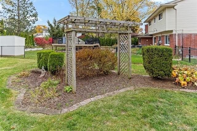 16515 Festian Dr - Photo 7 of 48