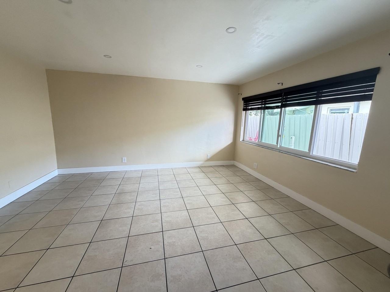 905 Se 15th St #2 - Photo 2 of 15