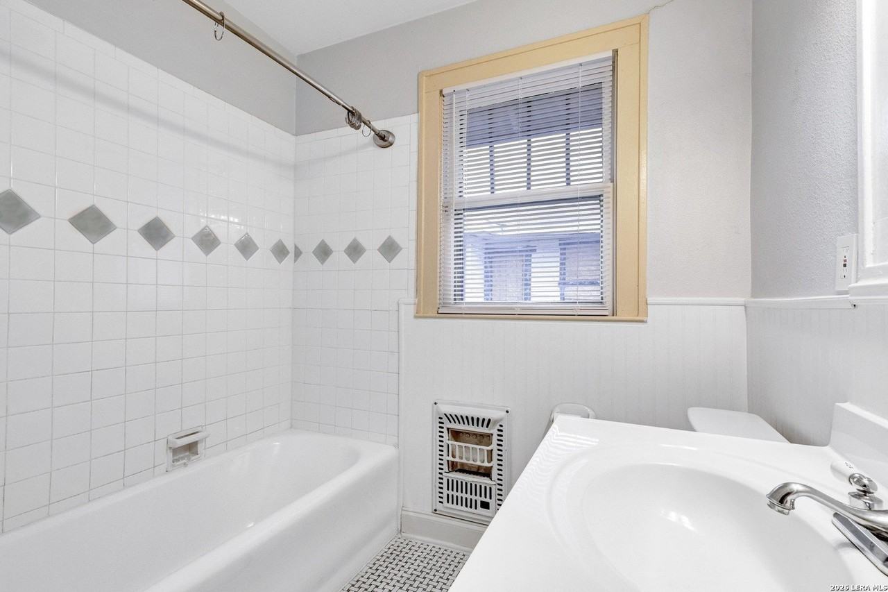 903 E Euclid Ave #903 - Photo 7 of 25