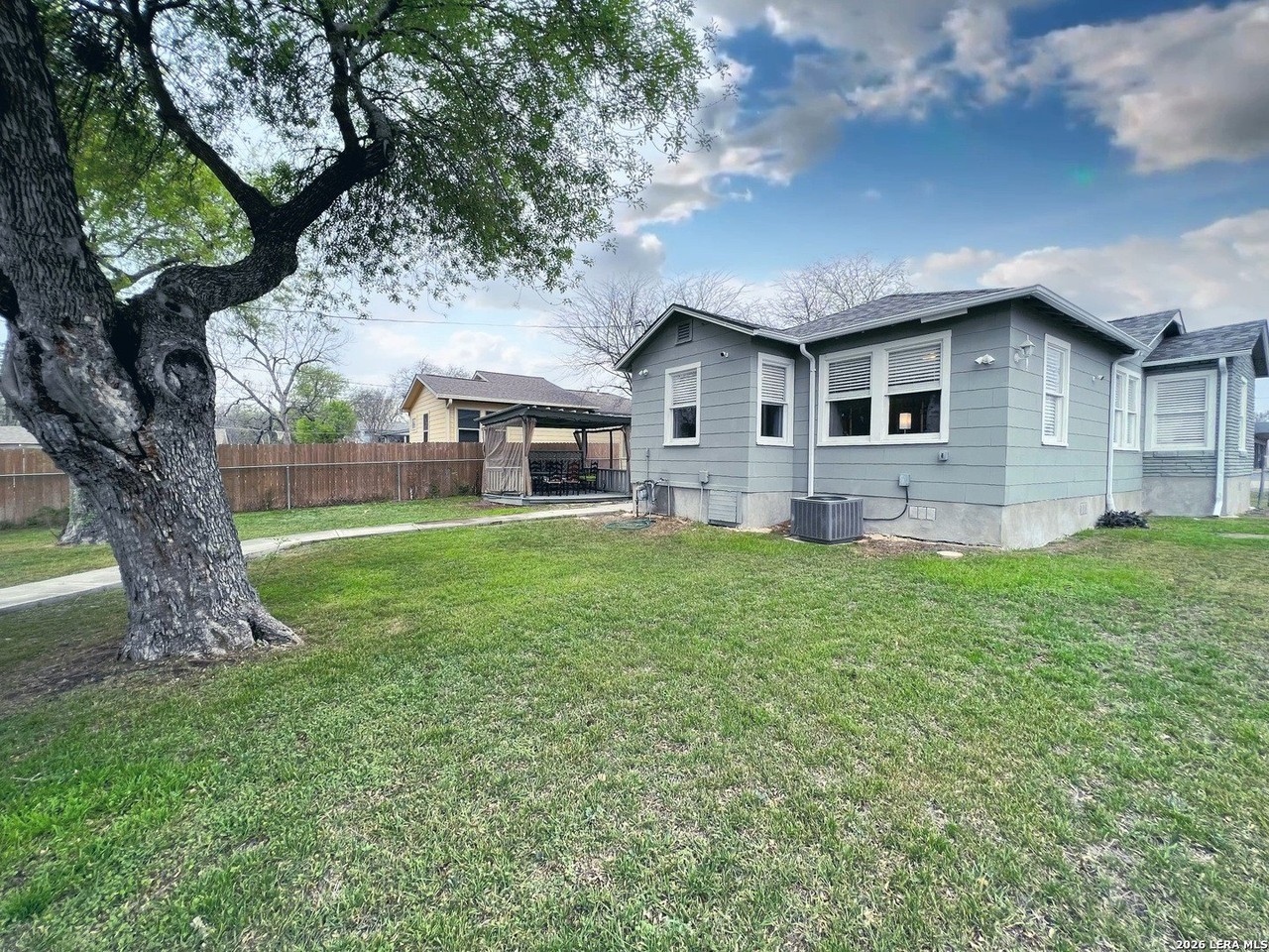 302 W Mariposa Dr - Photo 3 of 15