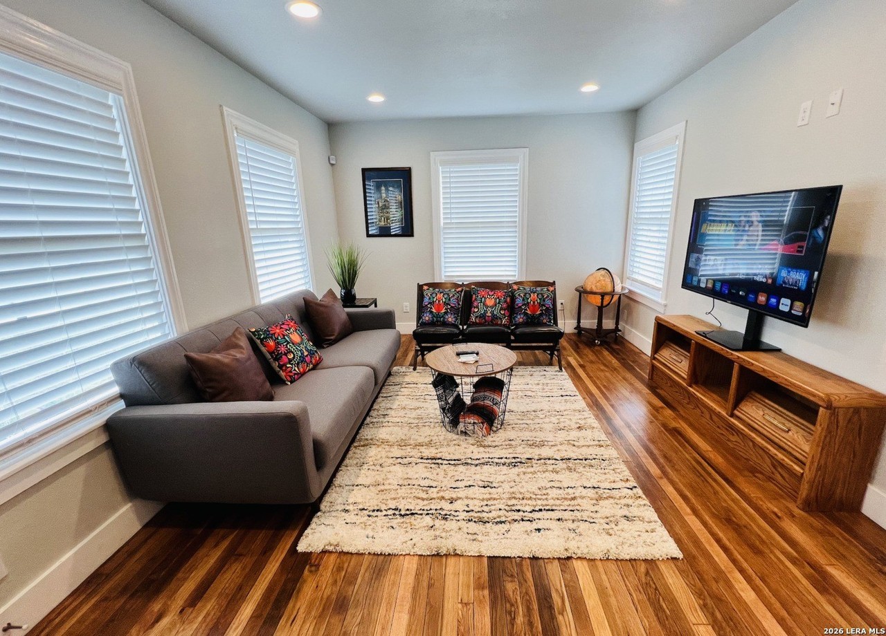 302 W Mariposa Dr - Photo 4 of 15