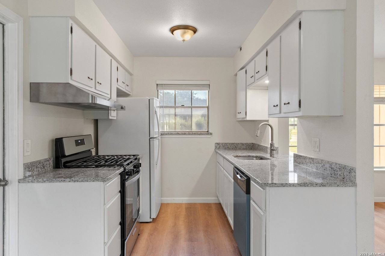 212 Avenue F - Photo 4 of 27