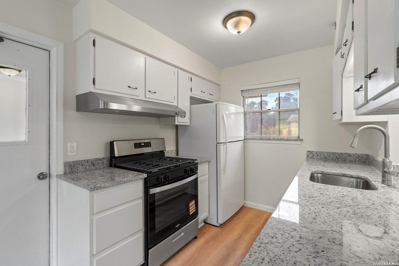 212 Avenue F - Photo 5 of 27