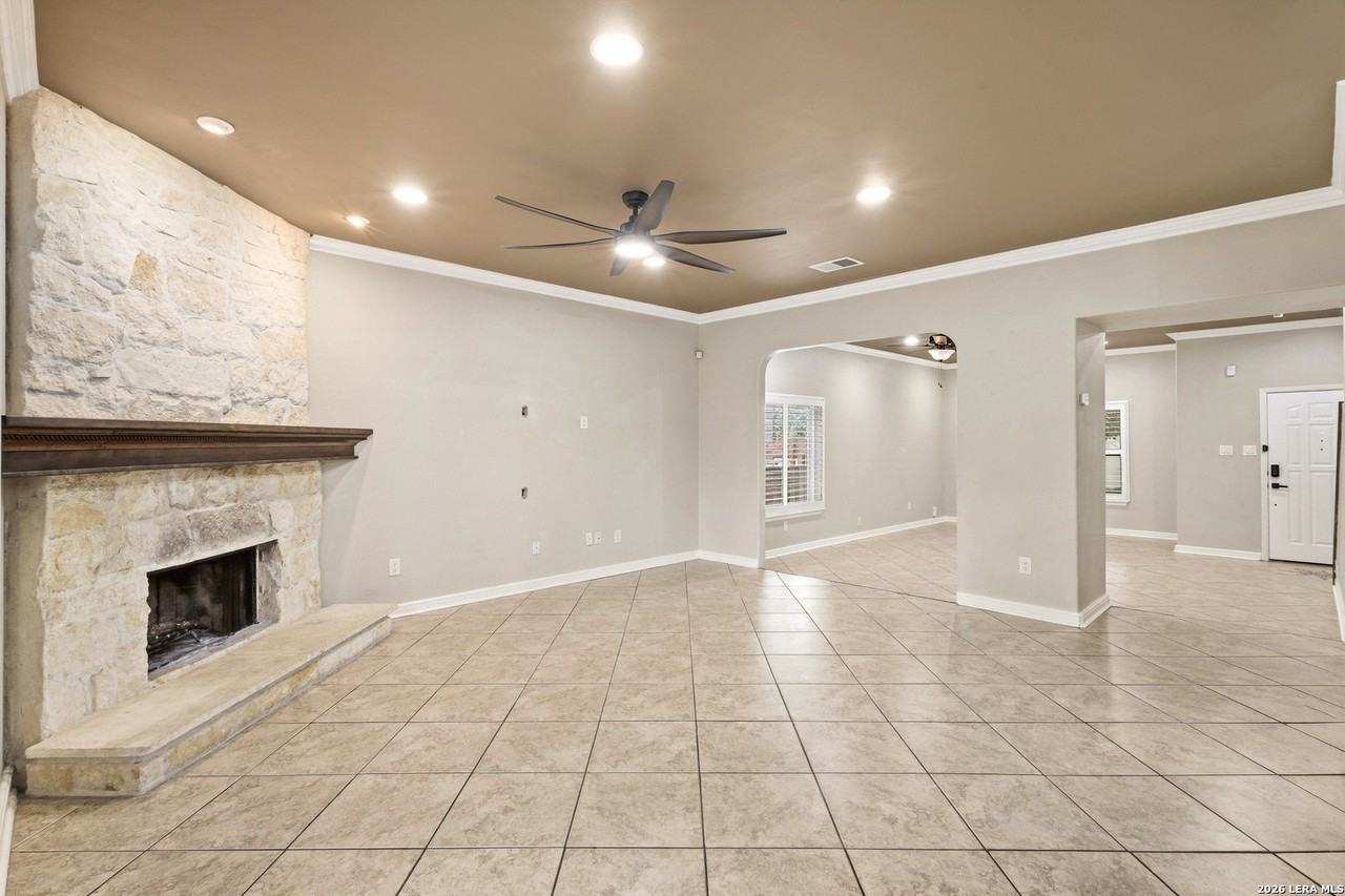 21534 Longwood - Photo 4 of 23