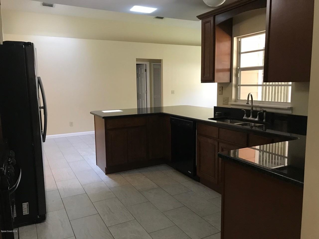 164 Oak Lake Rd - Photo 5 of 24