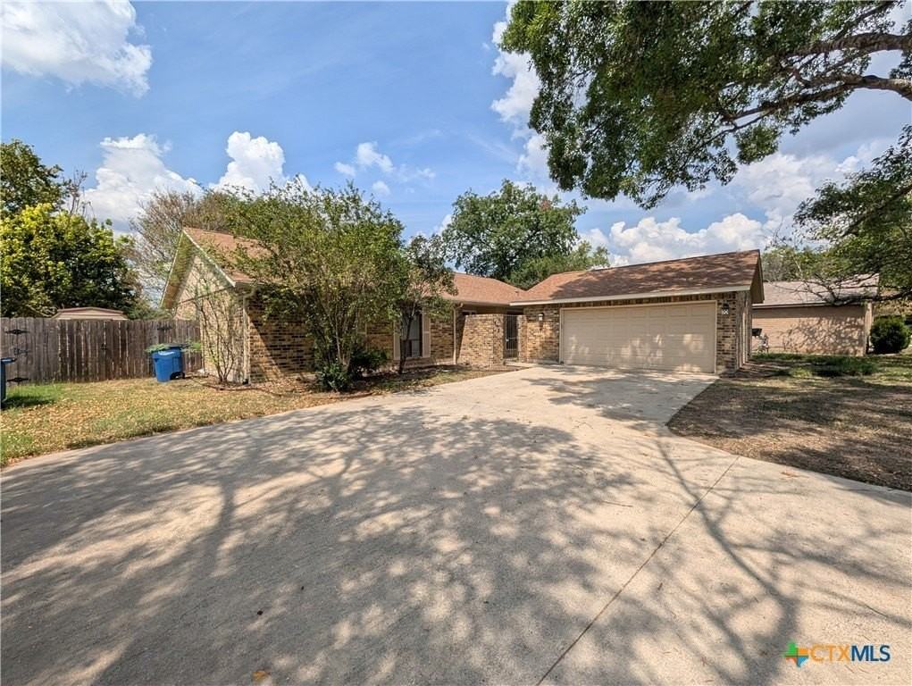 619 Summerwood Dr - Photo 2 of 47