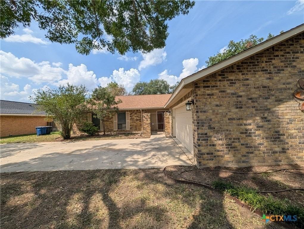 619 Summerwood Dr - Photo 4 of 47