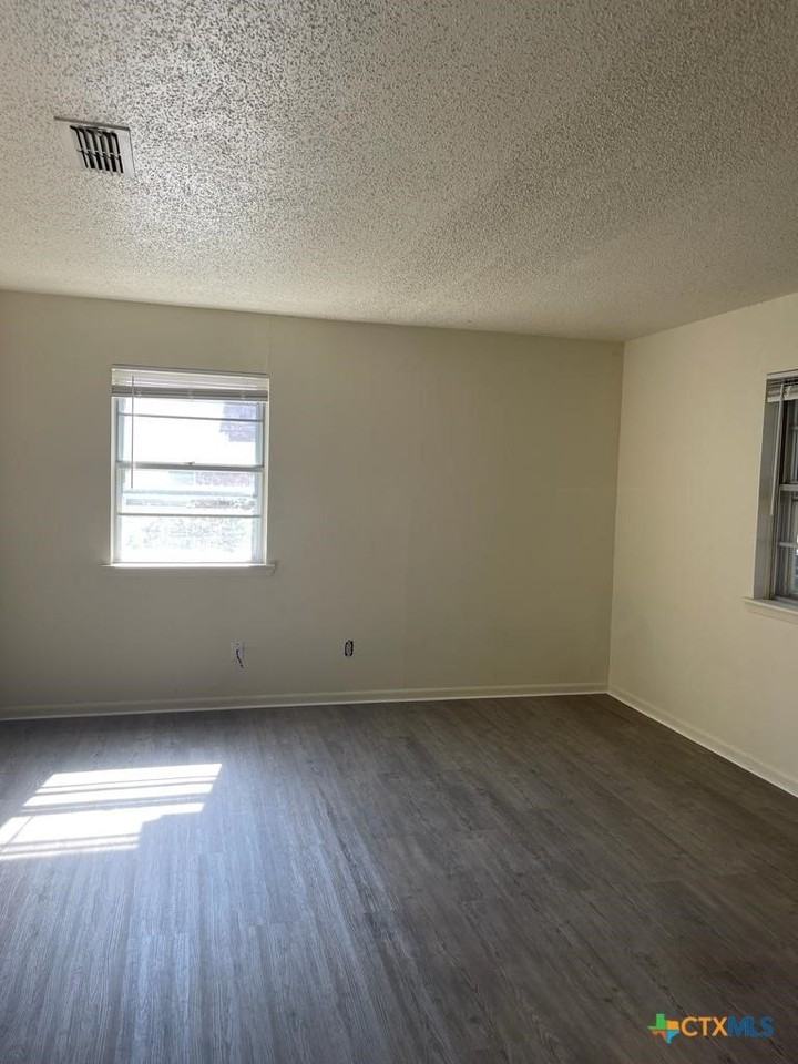 1818 Janis Dr - Photo 6 of 26