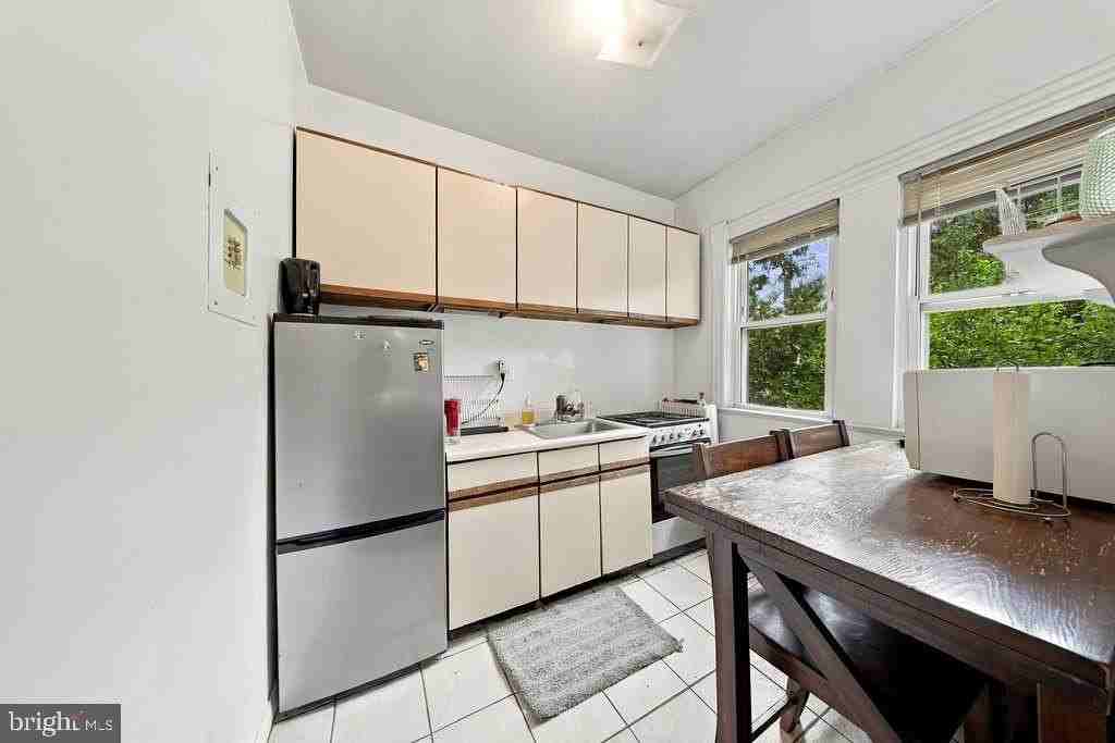 2149 N St Nw - Photo 4 of 17