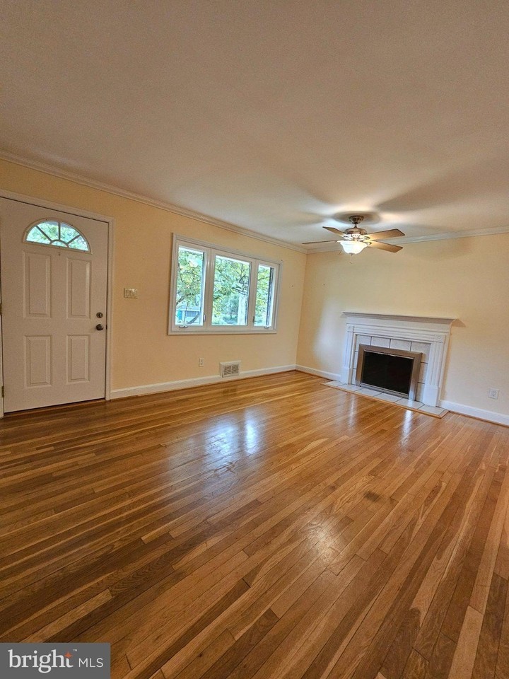 7126 Sanford Ct - Photo 3 of 27
