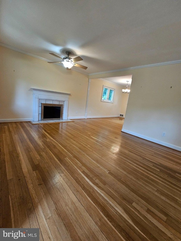 7126 Sanford Ct - Photo 4 of 27