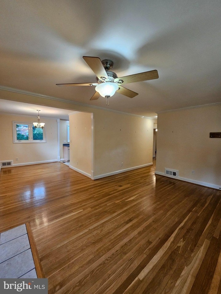 7126 Sanford Ct - Photo 5 of 27