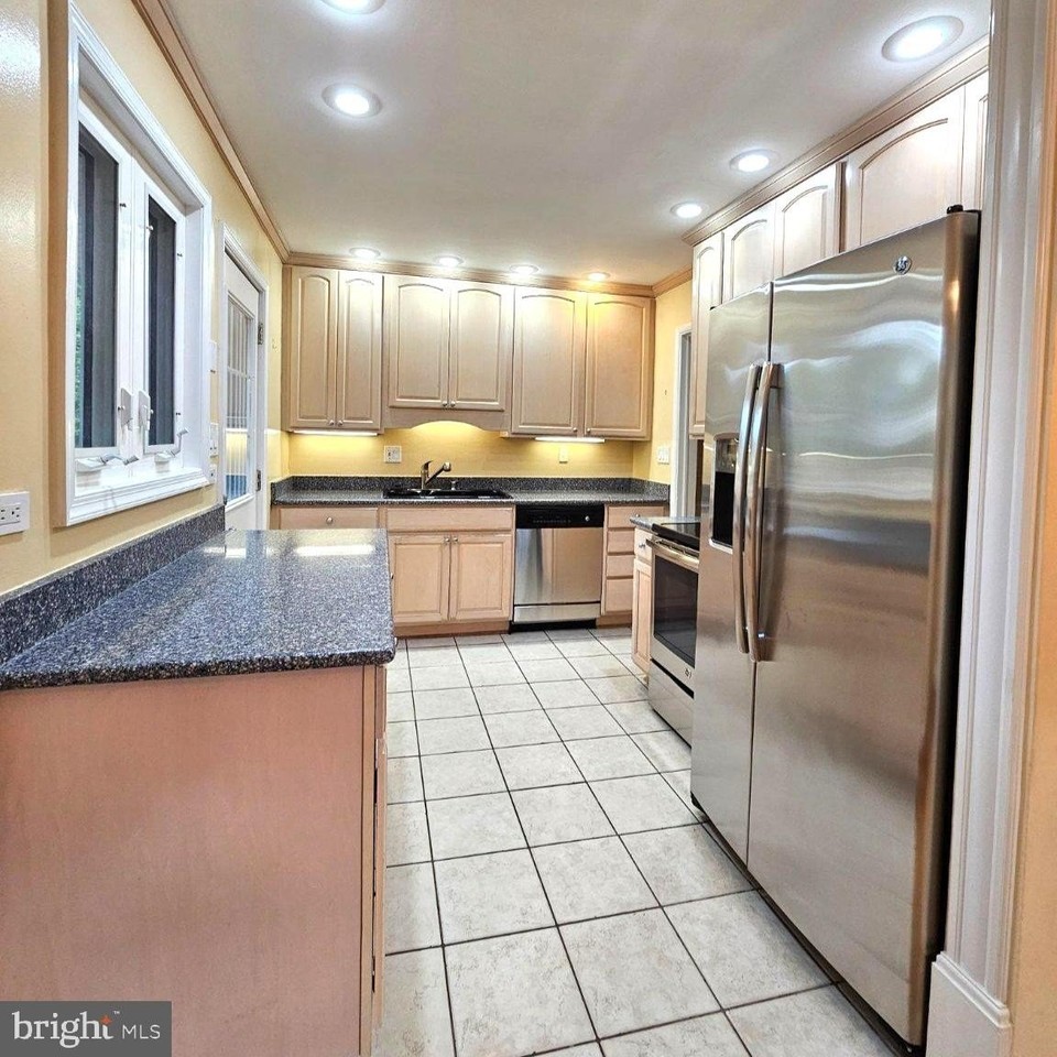 7126 Sanford Ct - Photo 7 of 27