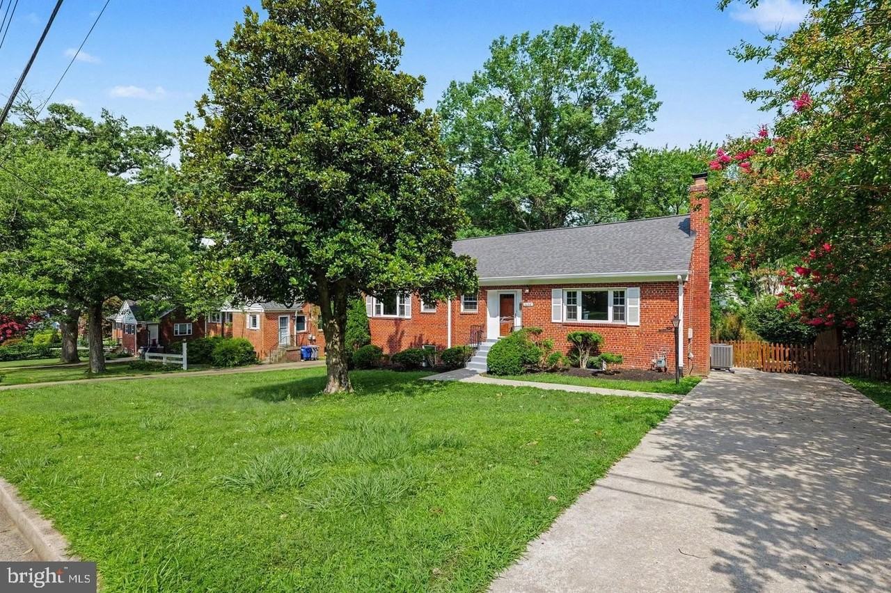 3058 Hazelton St - Photo 2 of 37