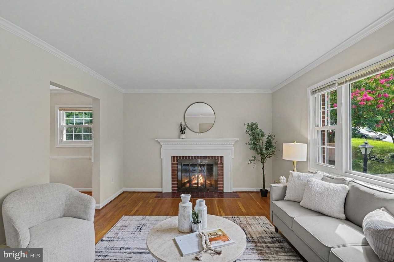 3058 Hazelton St - Photo 5 of 37