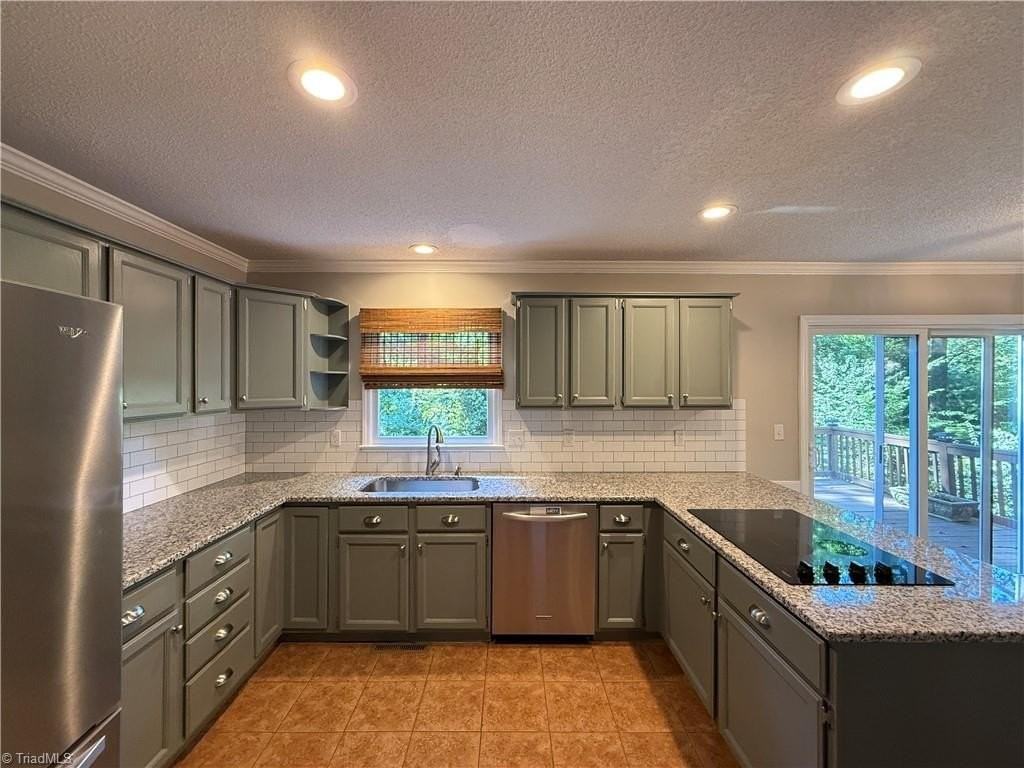 6714 Amberley Ln - Photo 4 of 37