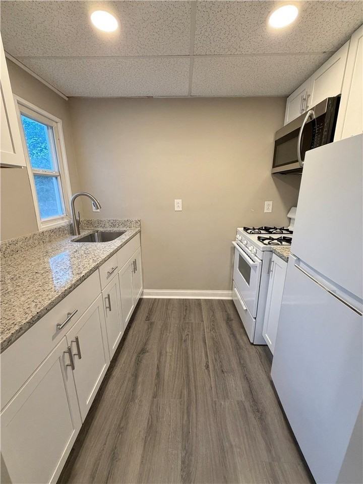 219 E Wallace Ave #2 - Photo 6 of 22