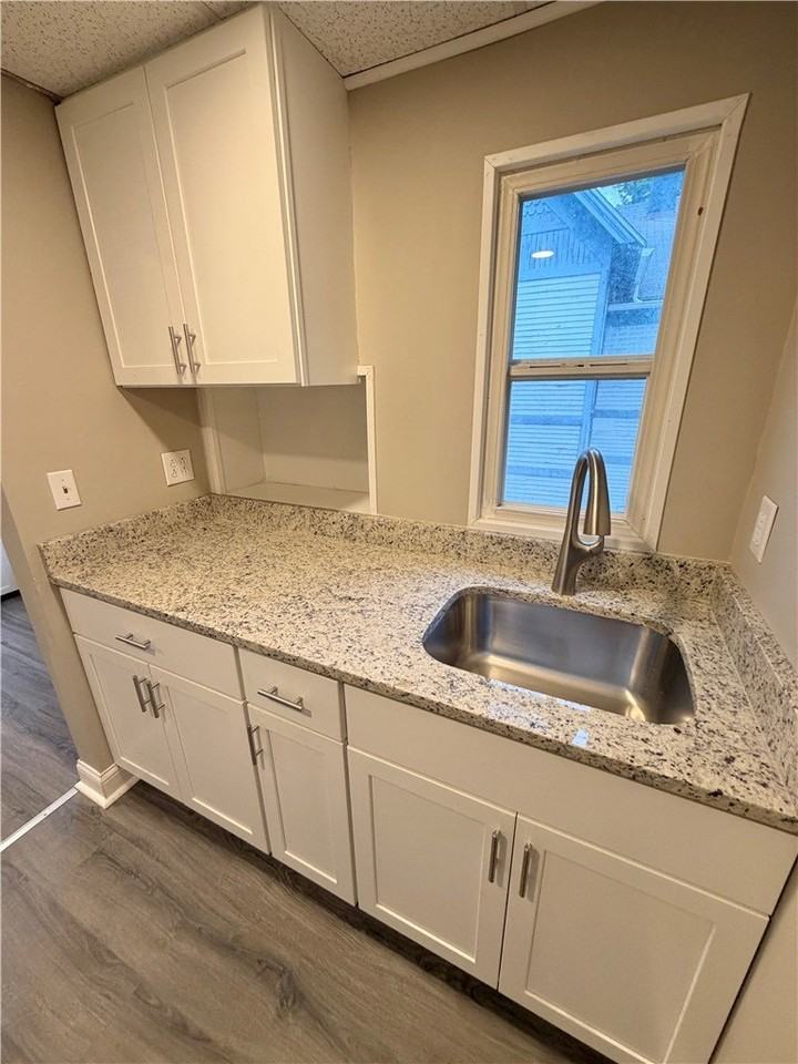 219 E Wallace Ave #2 - Photo 7 of 22