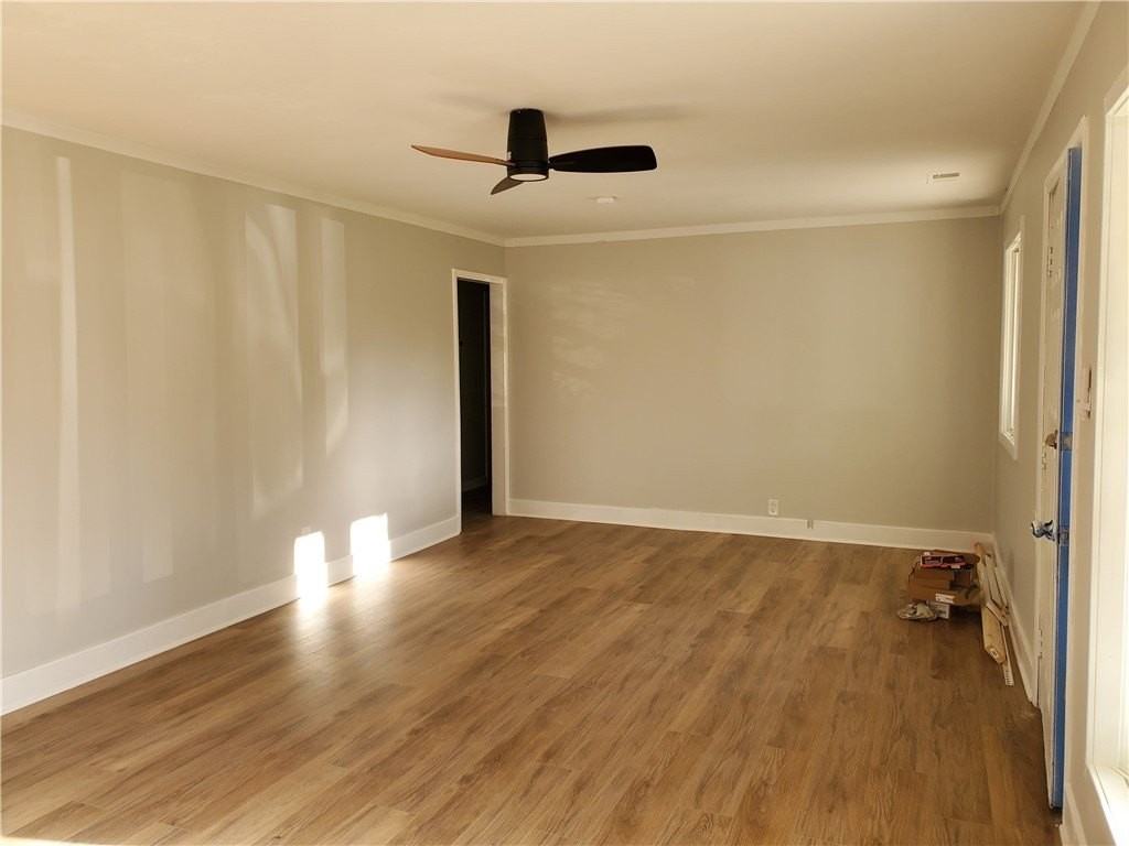 411 Sussex Dr - Photo 2 of 20