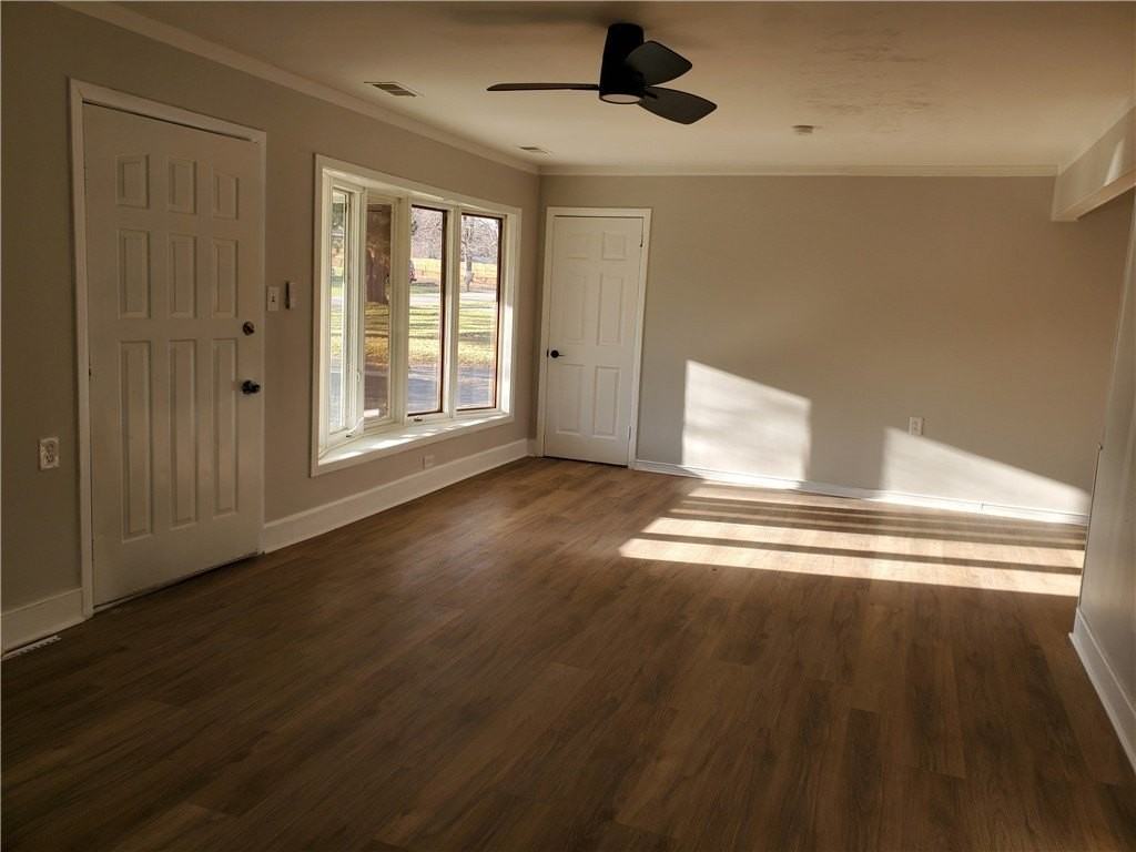 411 Sussex Dr - Photo 3 of 20