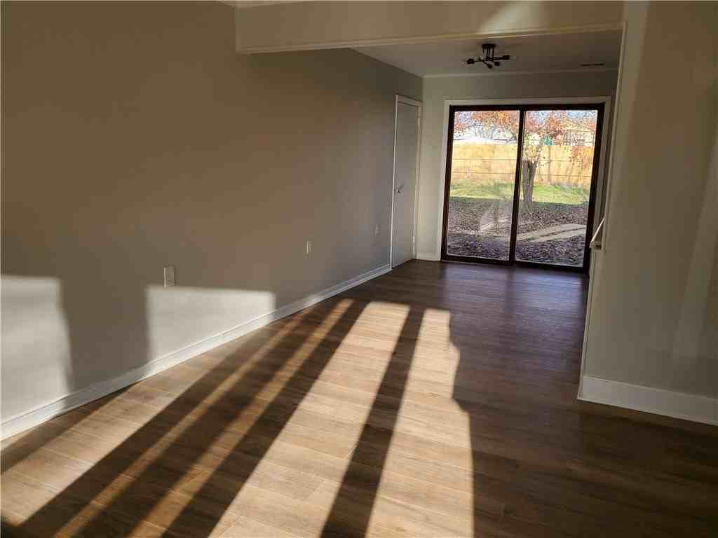 411 Sussex Dr - Photo 4 of 20