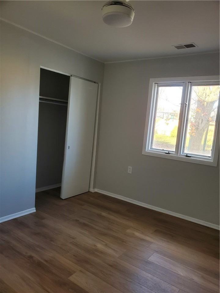411 Sussex Dr - Photo 7 of 20