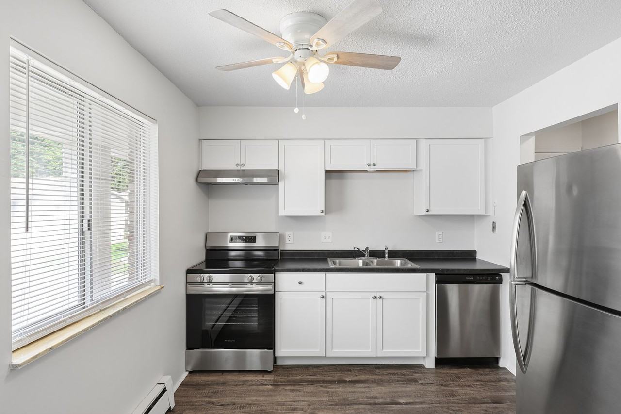 Oak Park Manor Apartments (Oak Park Manor LLC) - Photo 4 of 23