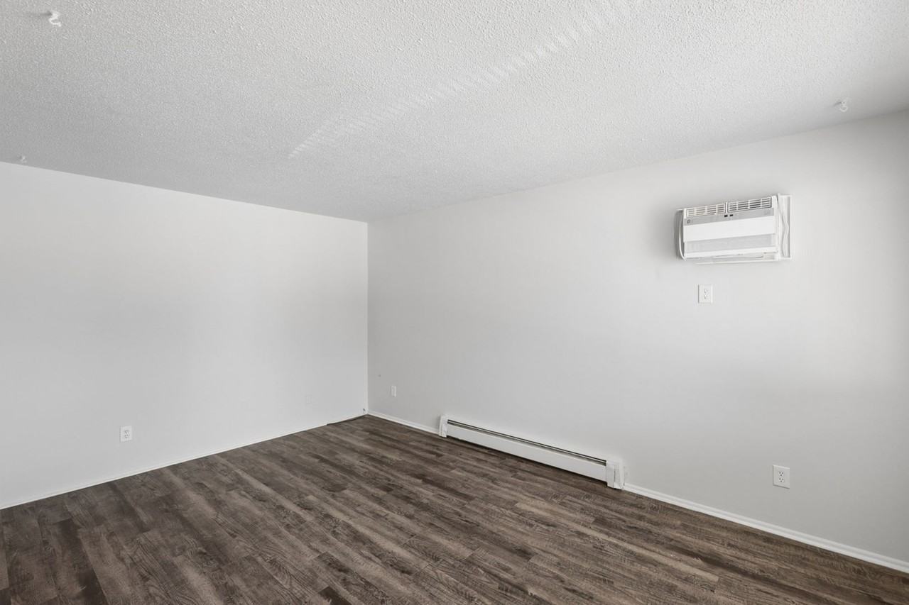 Oak Park Manor Apartments (Oak Park Manor LLC) - Photo 5 of 23