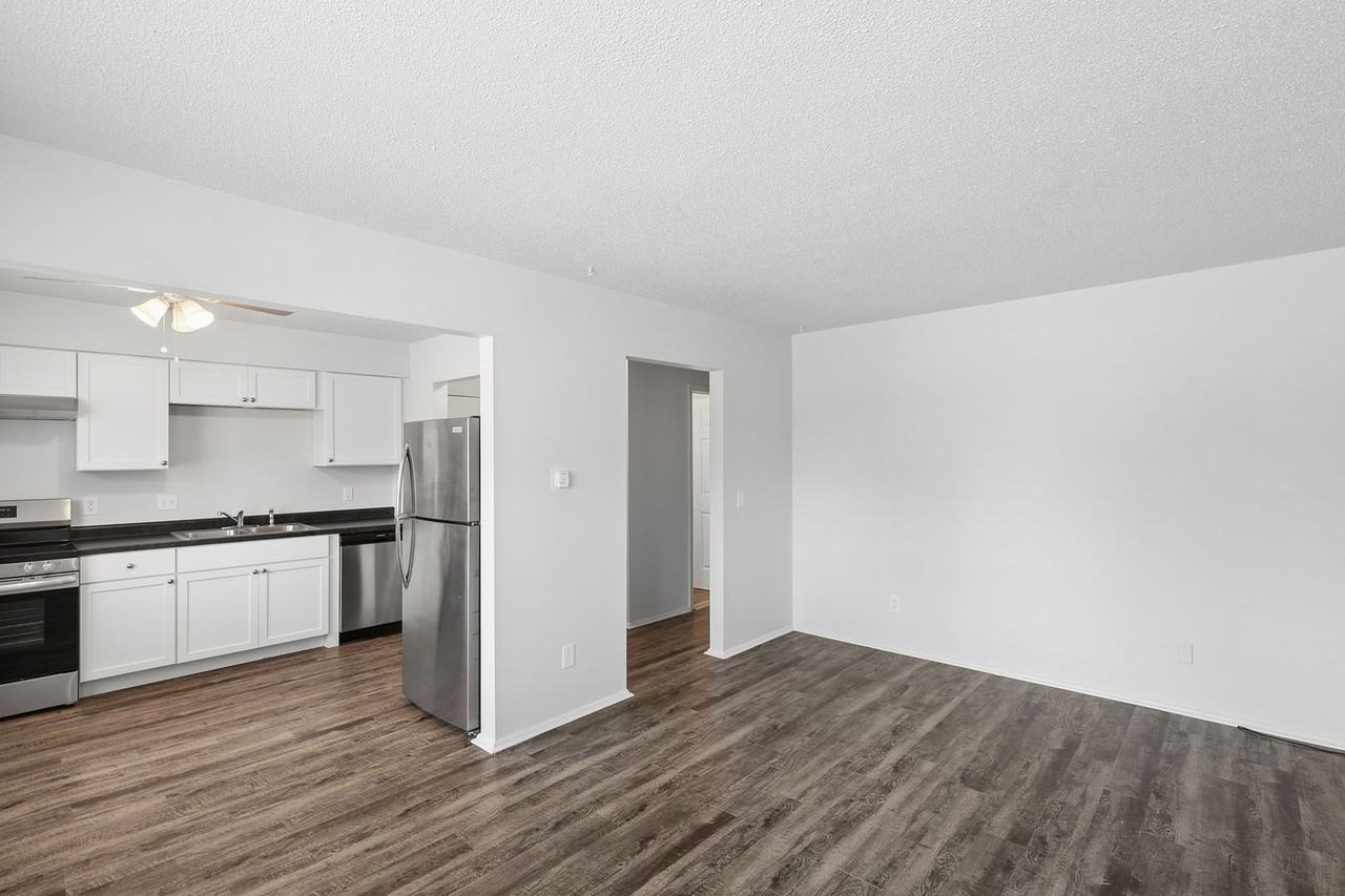 Oak Park Manor Apartments (Oak Park Manor LLC) - Photo 6 of 23