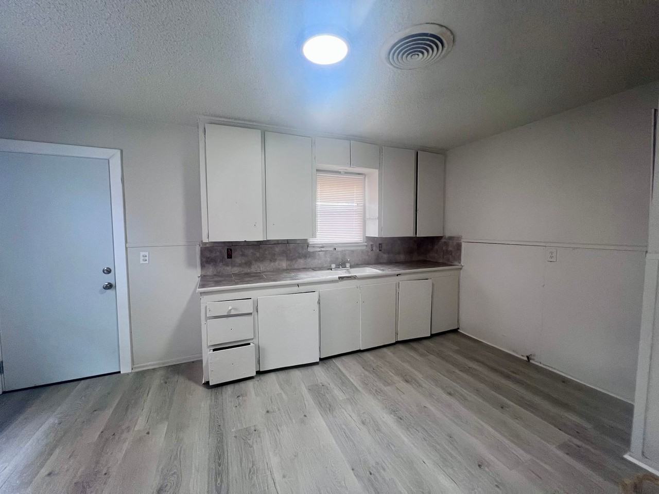2205 Avenue K - Photo 3 of 6