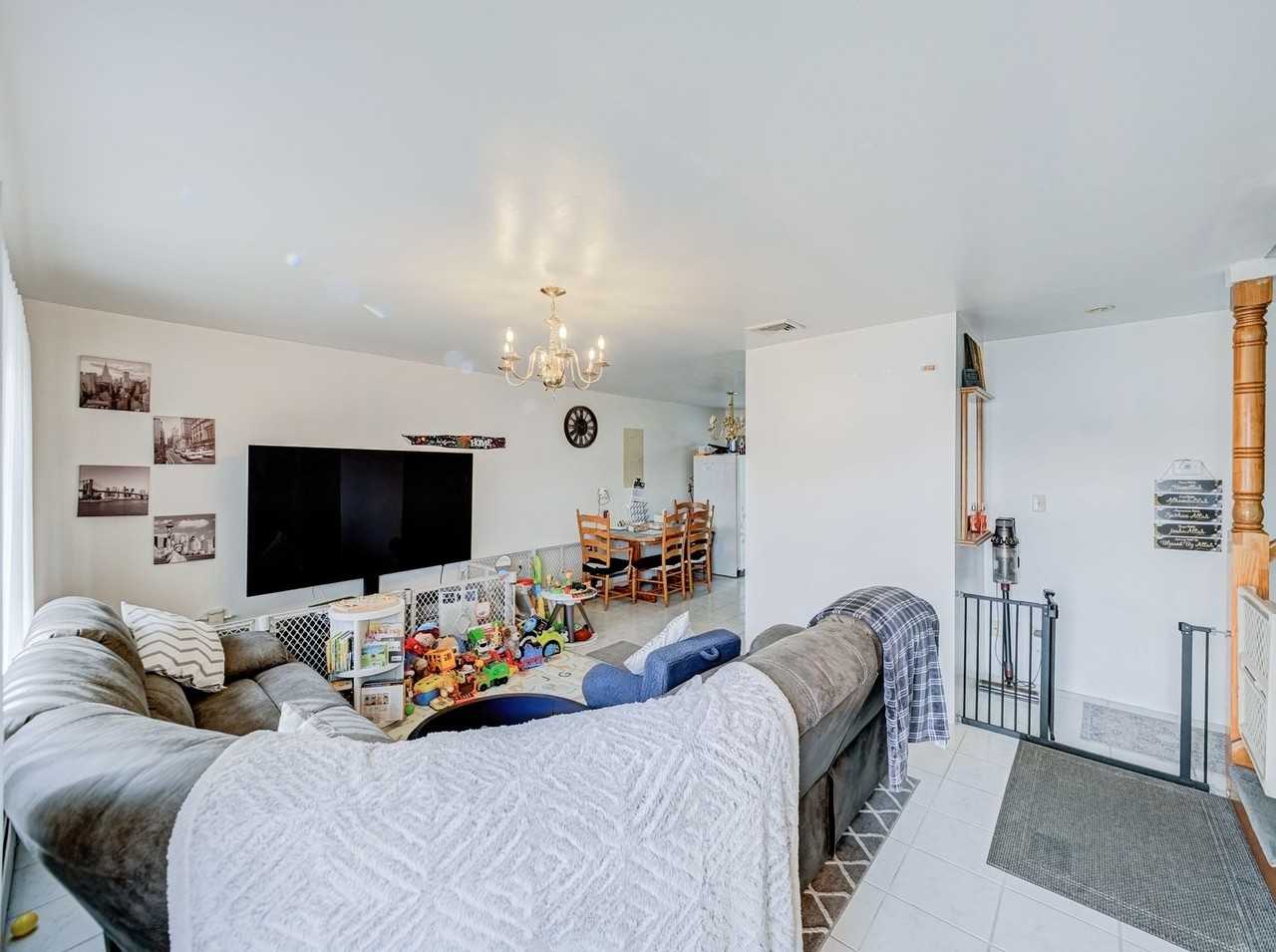 74 Markowitz St - Photo 3 of 41