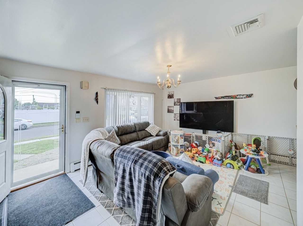 74 Markowitz St - Photo 4 of 41