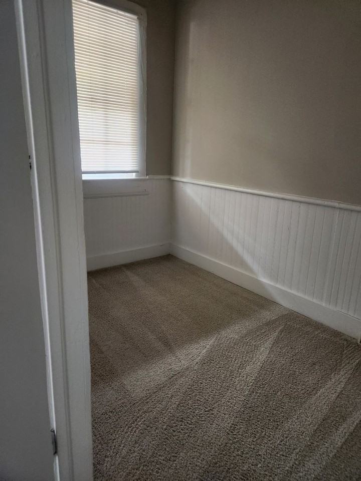 1016 Oak St - Photo 5 of 6