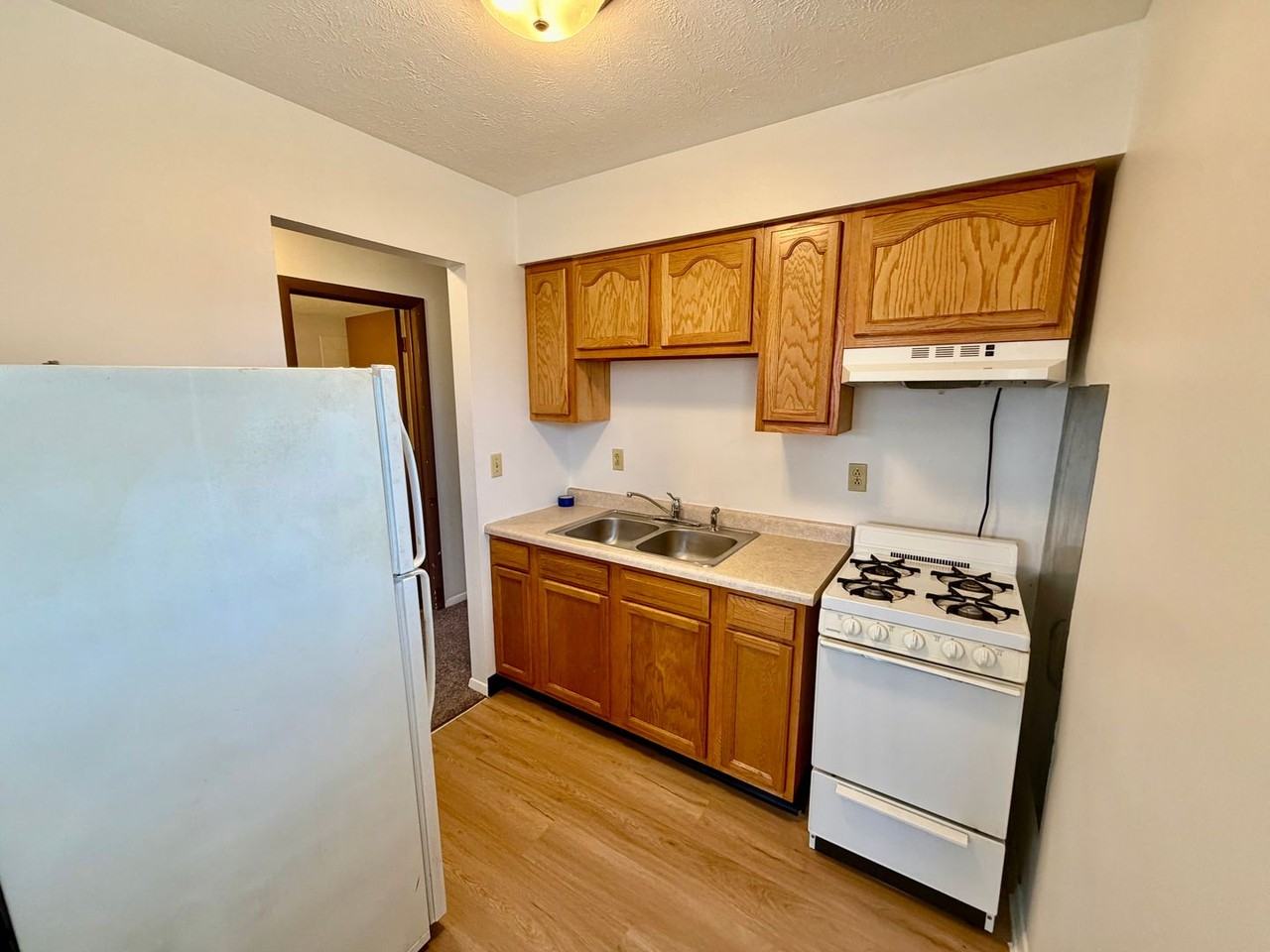 215 Lindell Dr - Photo 2 of 5