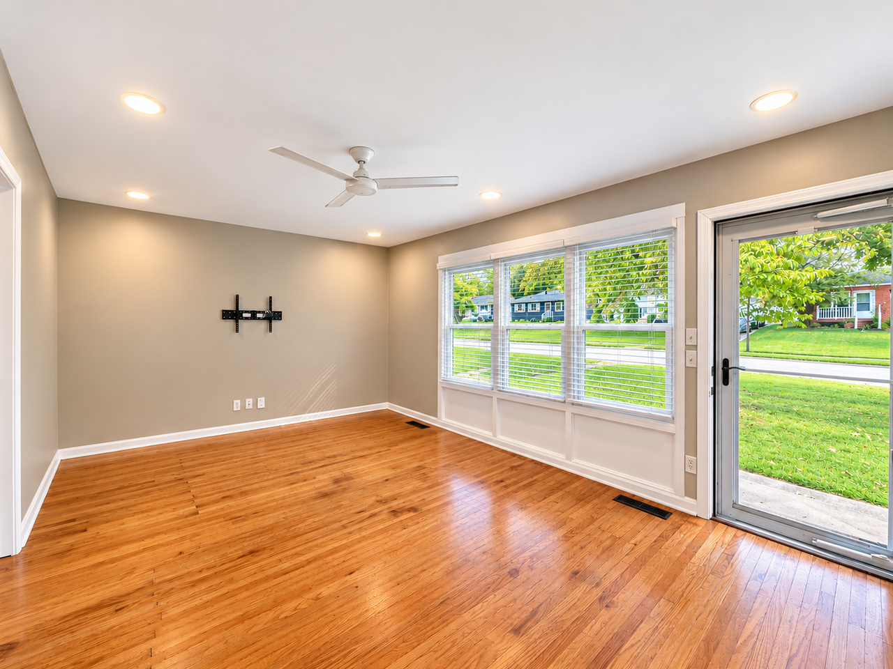 3023 Lynnwood Way - Photo 3 of 16