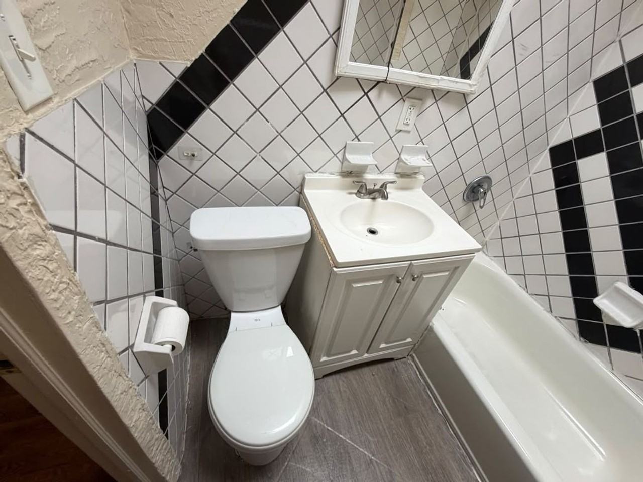 1242 Elbridge St - Photo 5 of 14