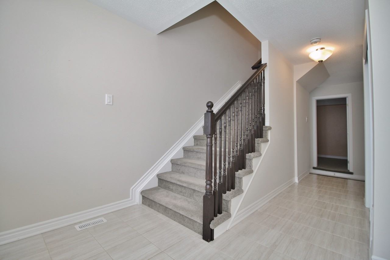 376 Aphelion Cres - Photo 2 of 30
