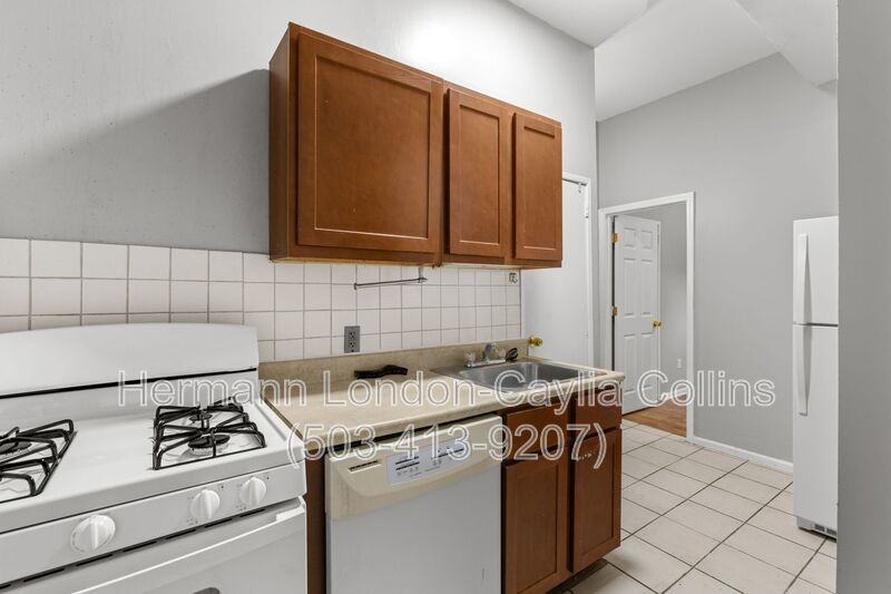 6918 Moellenhoff St #1F - Photo 7 of 18