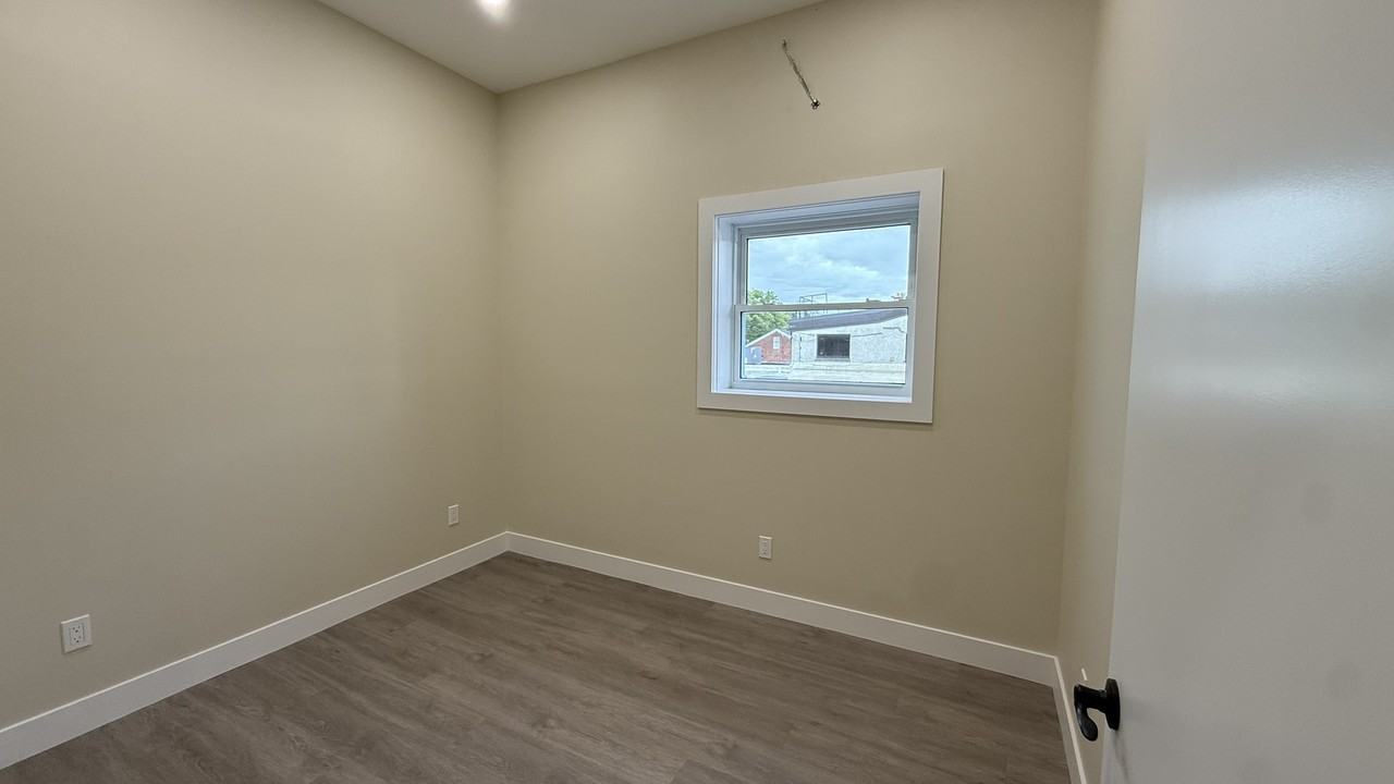 14 Queen Street North - Photo 4 of 13