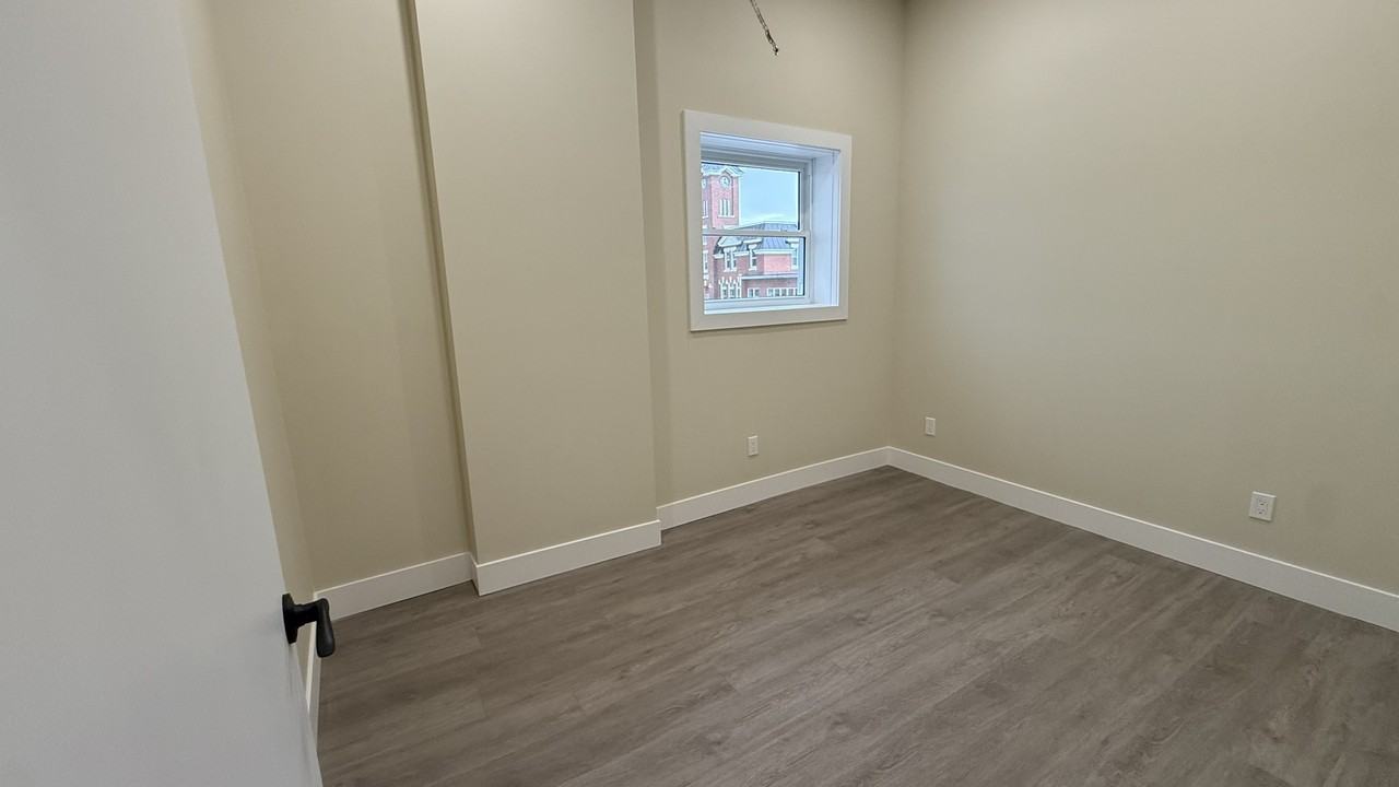 14 Queen Street North - Photo 5 of 13
