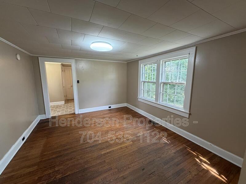 638 Salisbury Rd - Photo 4 of 19