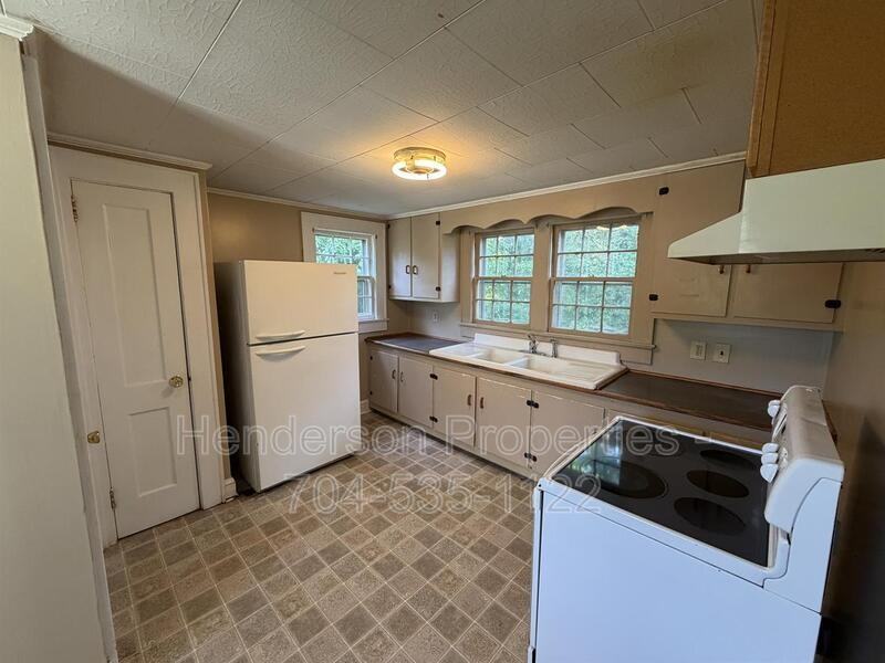 638 Salisbury Rd - Photo 5 of 19