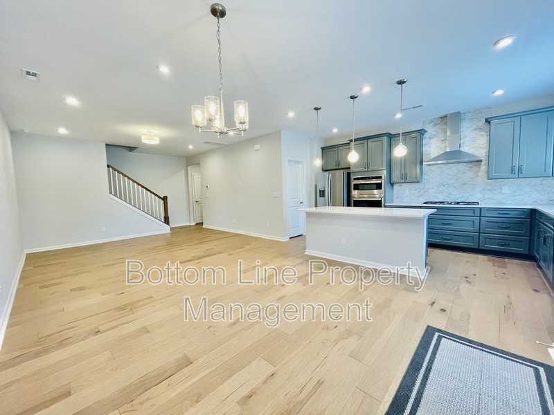 419 Vinroot Aly - Photo 2 of 25