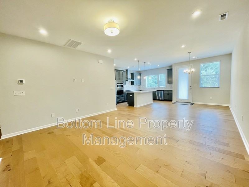 419 Vinroot Aly - Photo 3 of 25