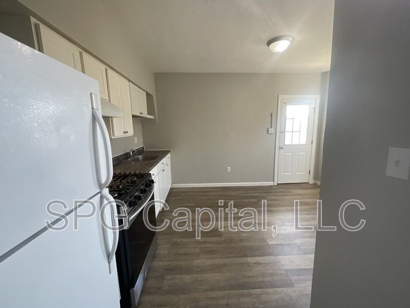 840 W College Ave - Photo 4 of 10
