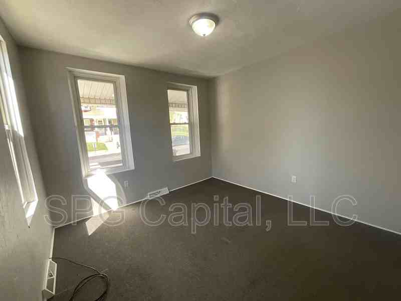 840 W College Ave - Photo 5 of 10