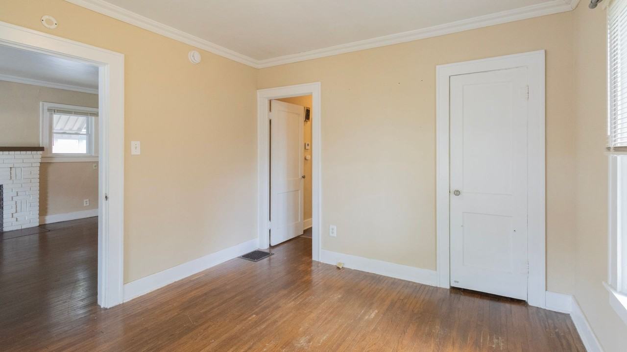 1407 E Walnut St - Photo 5 of 35